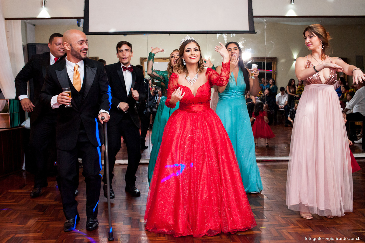 imagem da família dançando em casa de festa