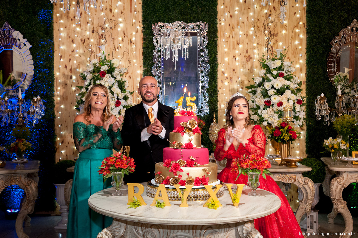 foto do parabéns de debutante ao lado da família