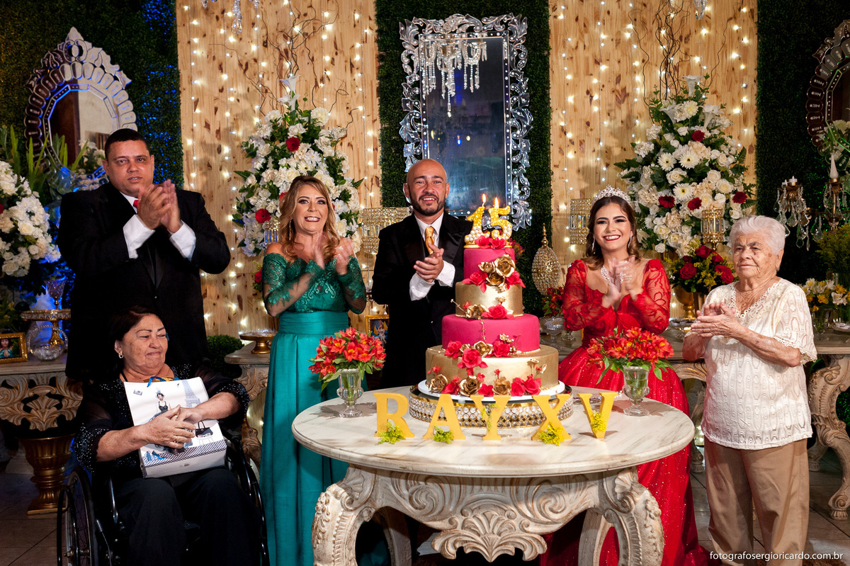 imagem do parabéns nos 15 anos junto com a família