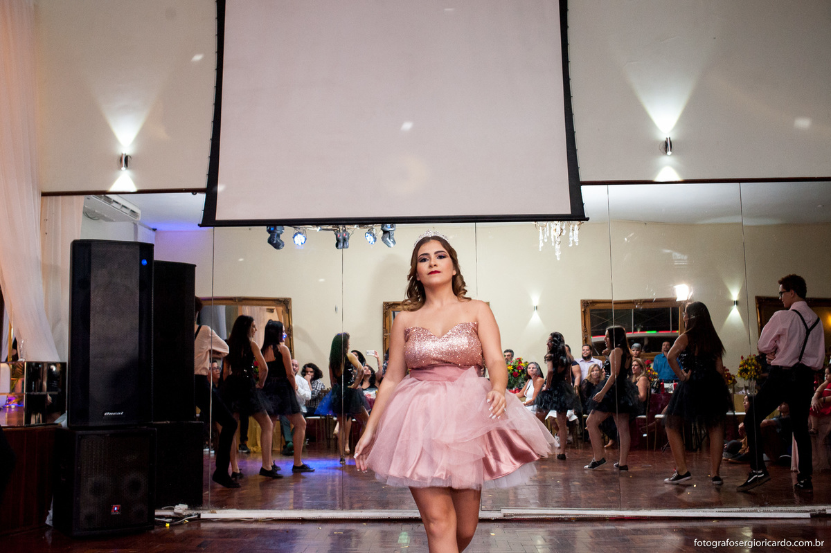 foto da debutante na pista de dança em casa de festa
