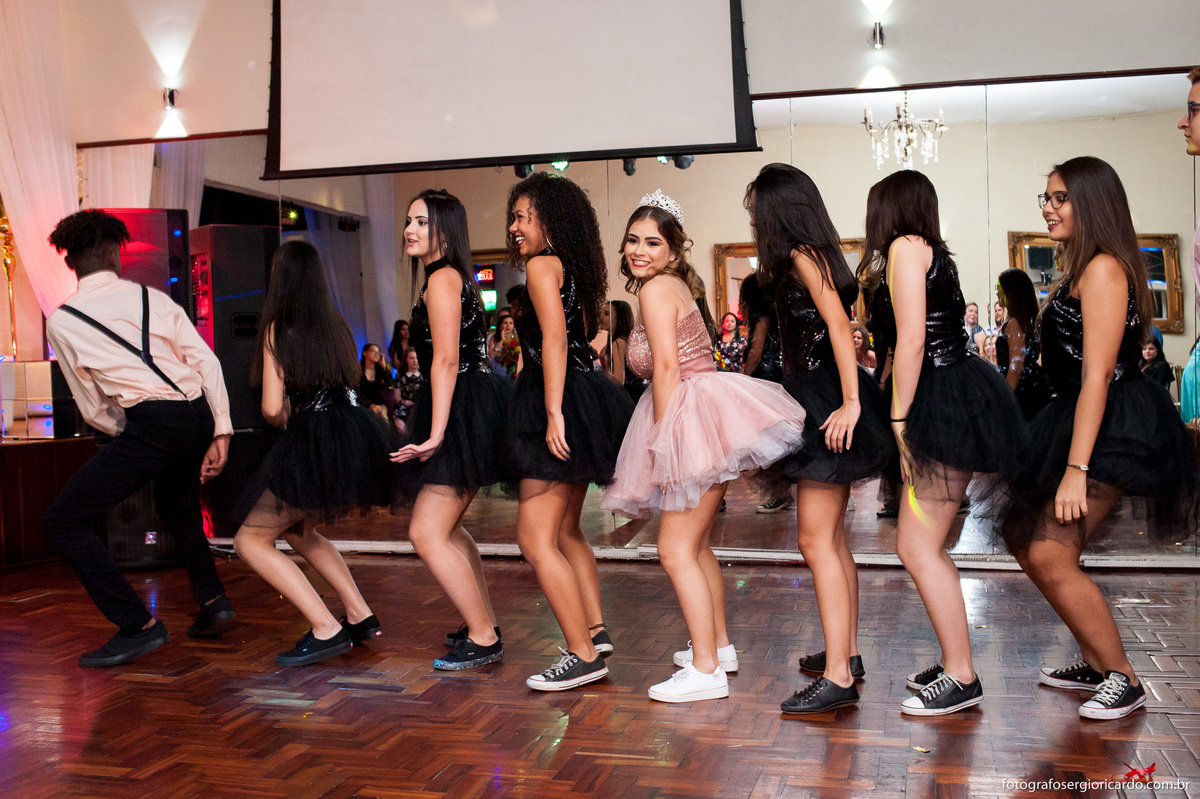 foto da dança da debutante com as amigas em casa de festas