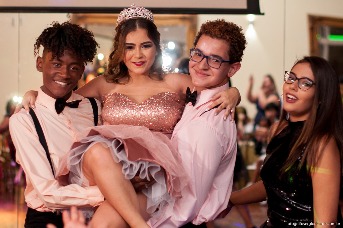foto dos amigos da debutante com ela no colo