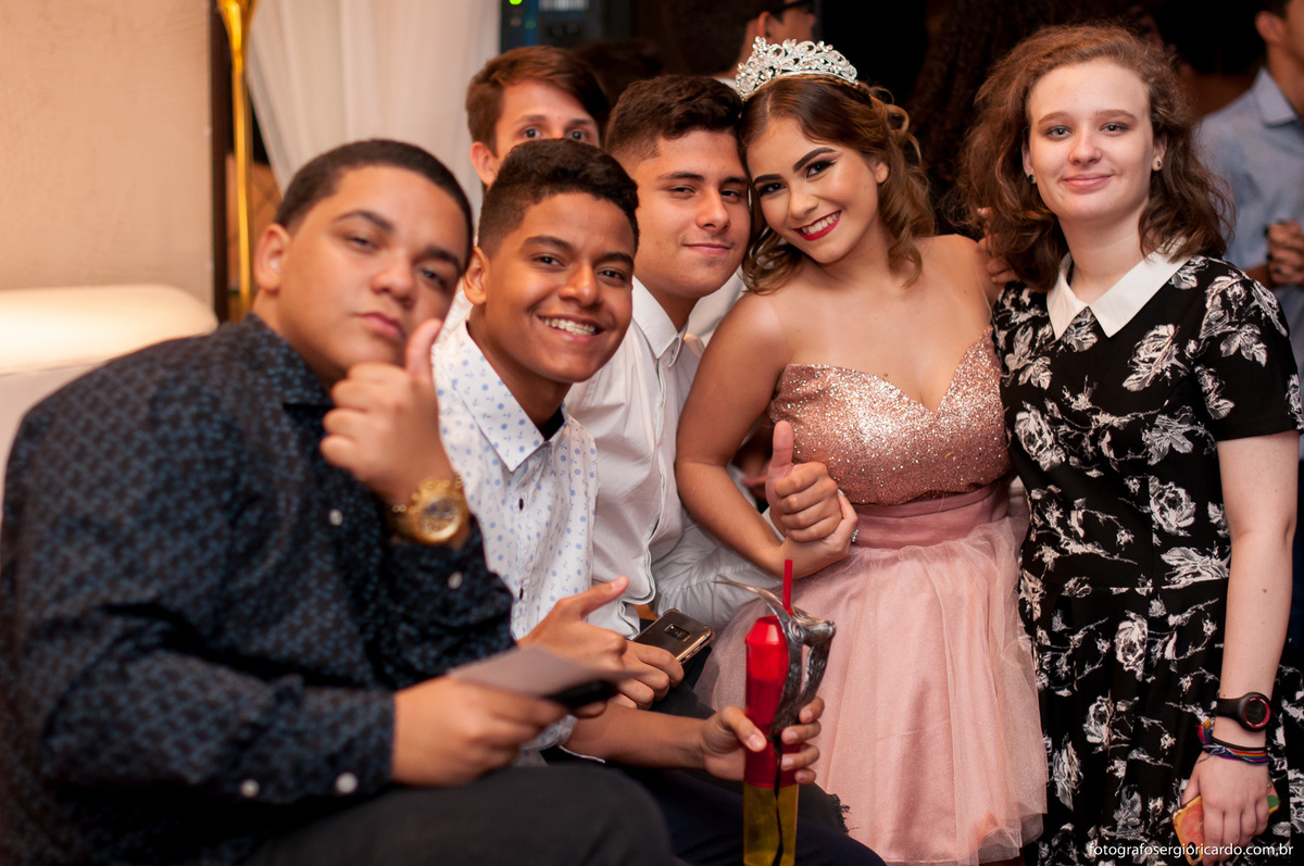 foto da debutante com as amigas da escola