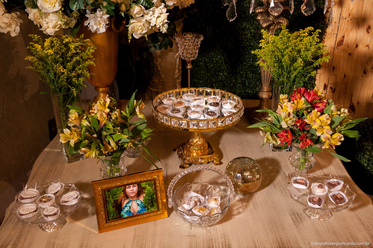 foto da mesa de doces em festa de 15 anos