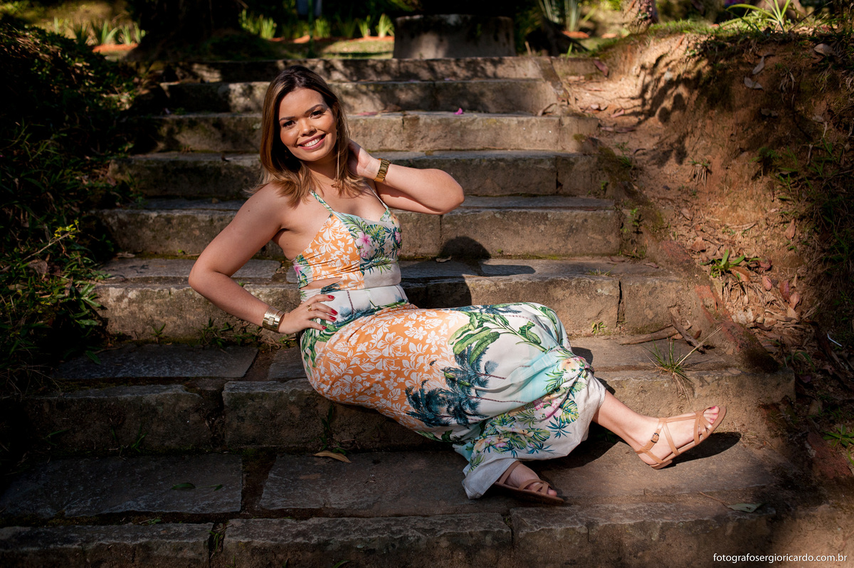 retrato de aniversariante de 30 anos sentada na escada em parque crémerie