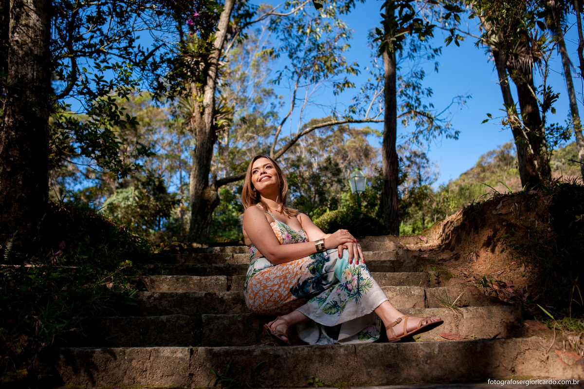 foto de ensaio feminino com aniversariante de 30 anos sentada na escada