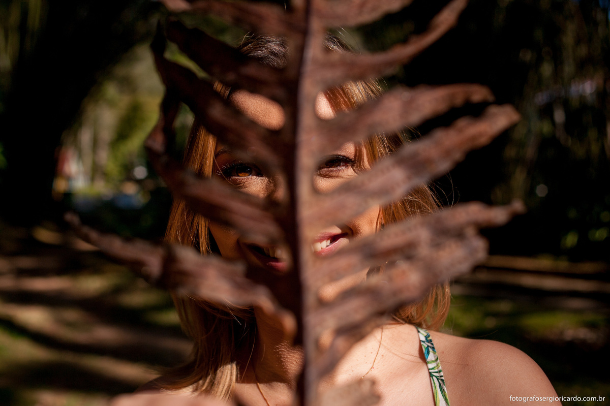 foto de aniversariante de 30 anos segurando uma folha seca em parque crémerie