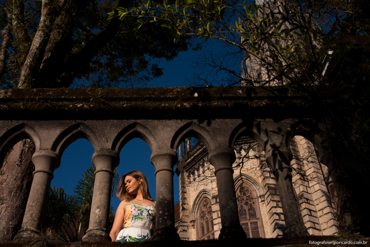 foto de ensaio feminino no pátio da catedral de petrópolis