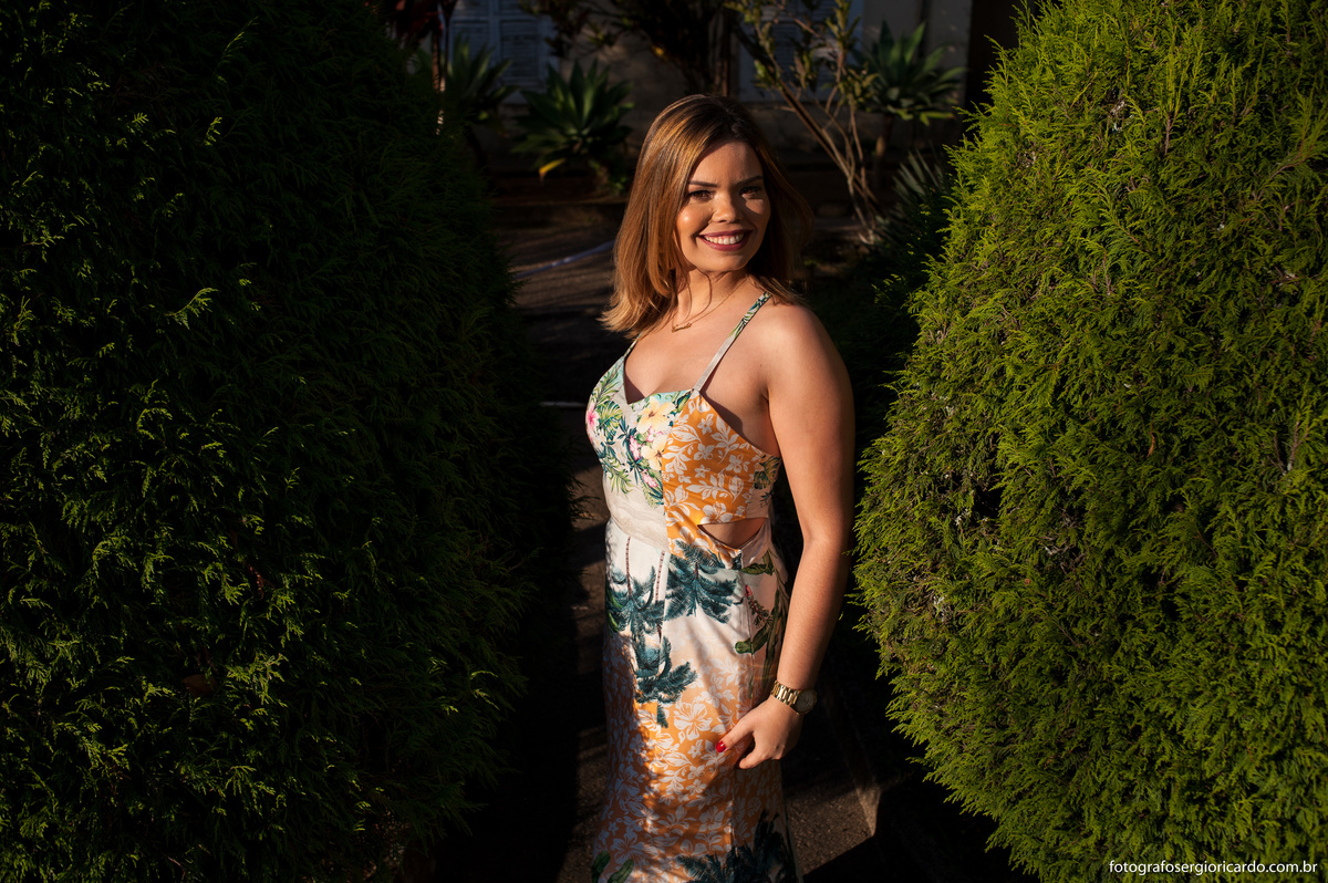 imagem de aniversariante em meio ao jardim em petrópolis na região serrana