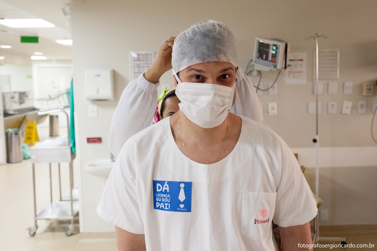 Fotografia do pai antes do parto na Perinatal da Barra no Rio de Janeiro