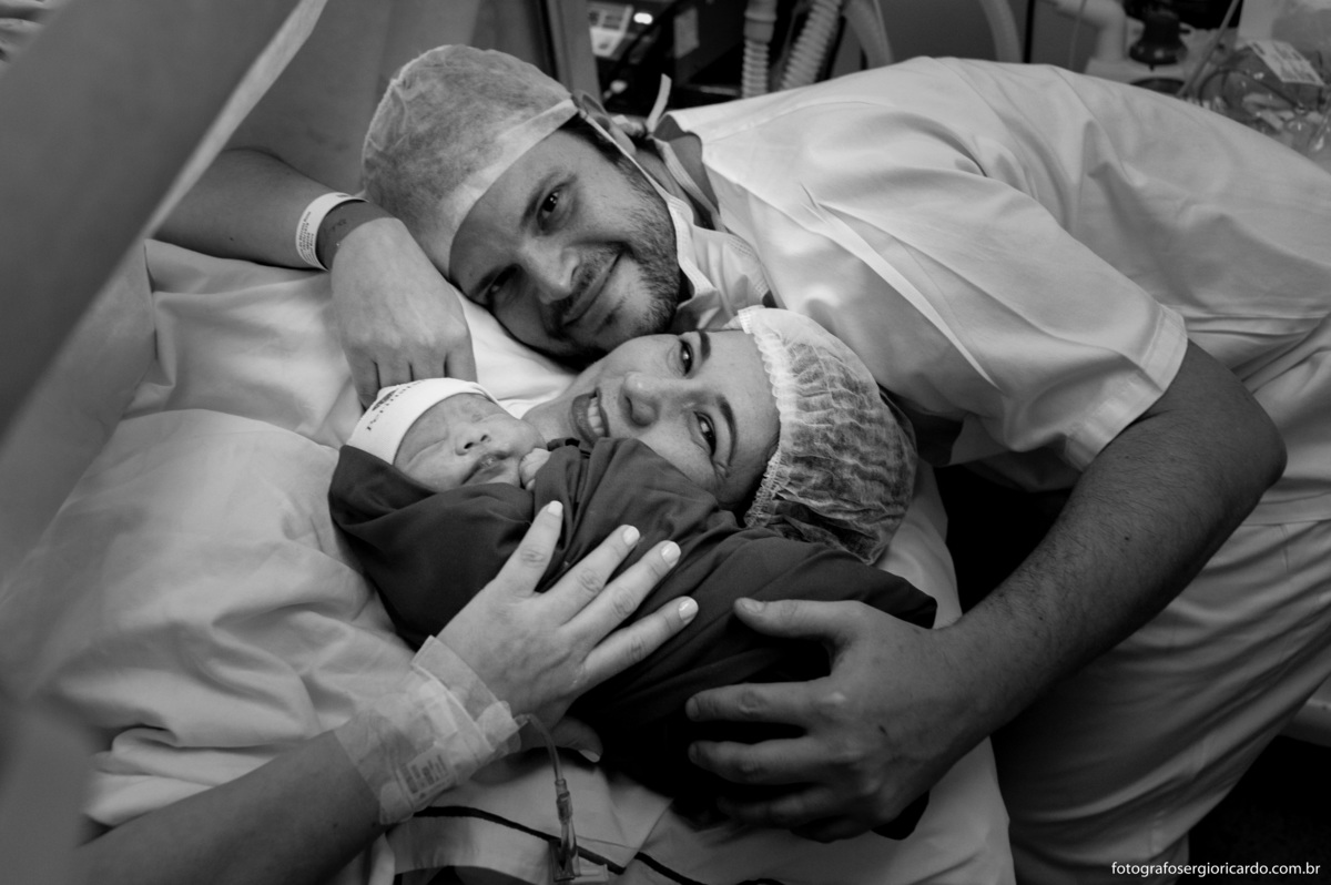 Fotografia da mãe com criança recém-nascida na Perinatal da Barra da Tijuca