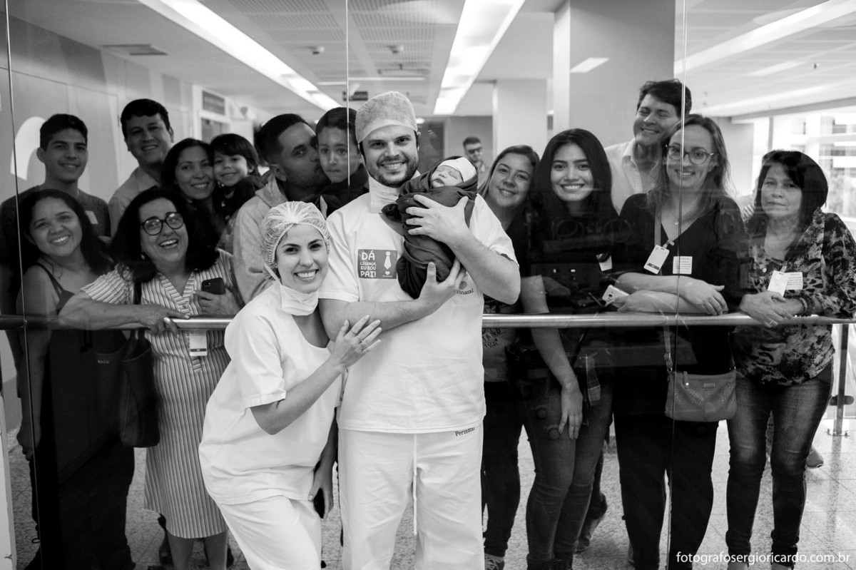 Fotografia da família na chegada da criança recém-nascida no berçário da Perinatal da Barra no Rio de Janeiro