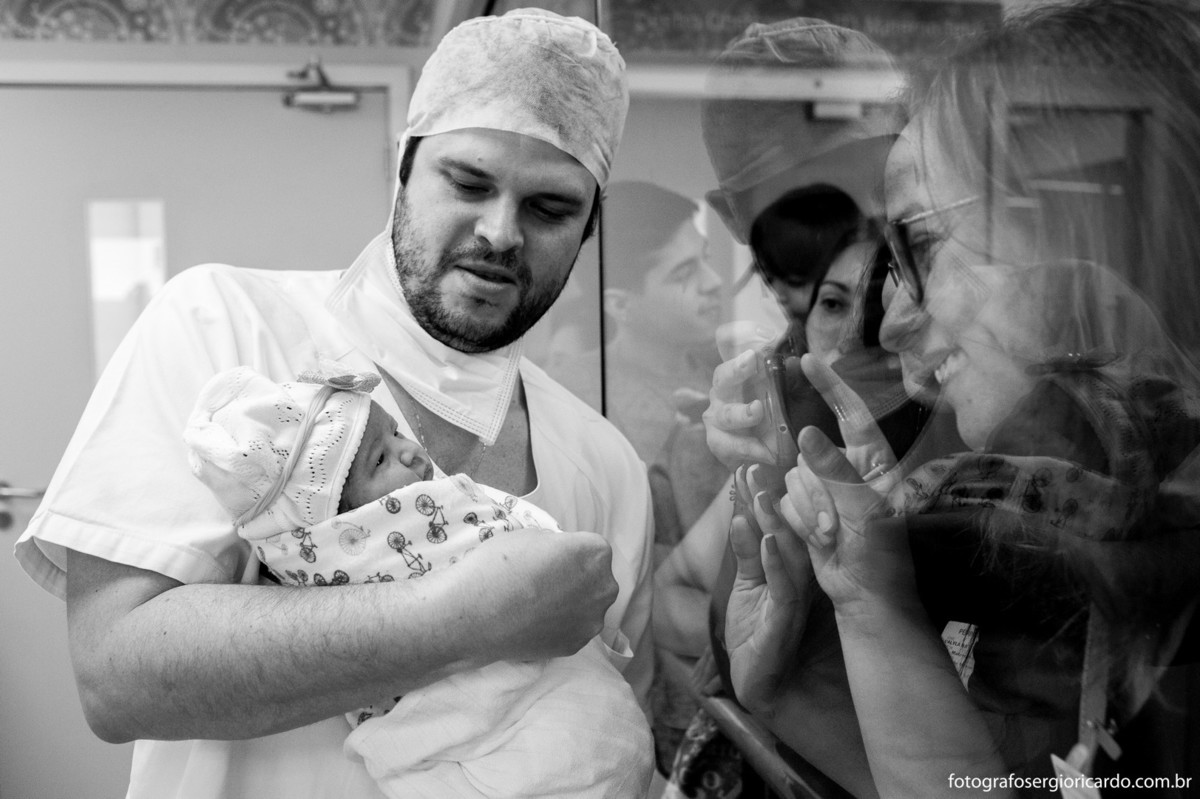 Foto da família na chegada da criança recém-nascida no berçário da Perinatal da Barra no Rio de Janeiro