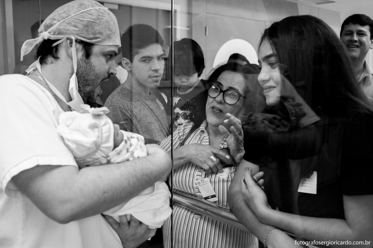 Fotografia da família na chegada da criança recém-nascida no berçário da Perinatal da Barra no Rio de Janeiro