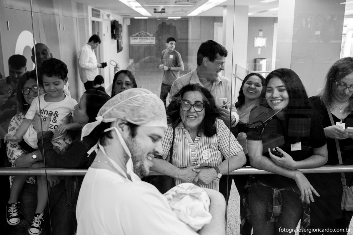 Fotografia da família na chegada da criança recém-nascida no berçário da Perinatal da Barra no Rio de Janeiro