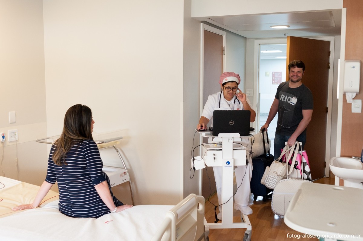 Imagem dos pais no quarto da Perinatal Barra aguardando a hora do parto