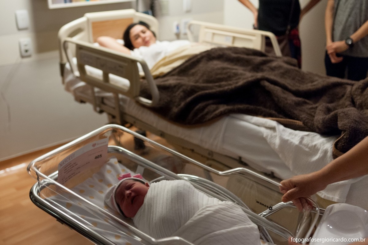 Imagem da mãe e criança recém-nascida no quarto da Perinatal Barra no Rio de Janeiro