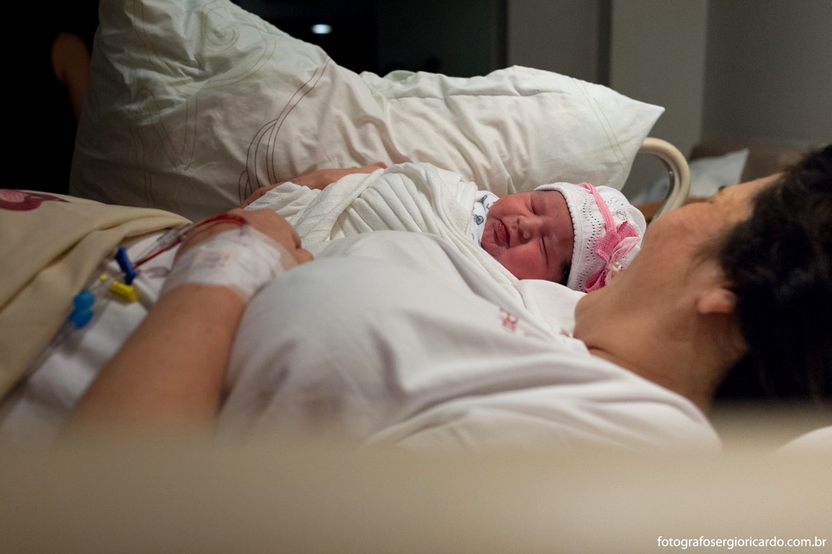 Imagem da mãe e criança recém-nascida no quarto da Perinatal Barra no Rio de Janeiro