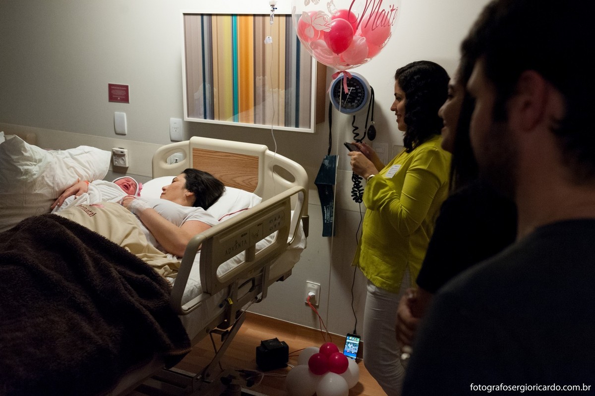 Imagem da mãe e família da criança recém-nascida no quarto da Perinatal Barra no Rio de Janeiro