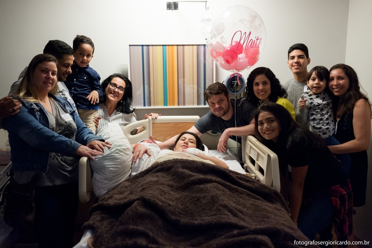 Imagem da mãe e família da criança recém-nascida no quarto da Perinatal Barra no Rio de Janeiro