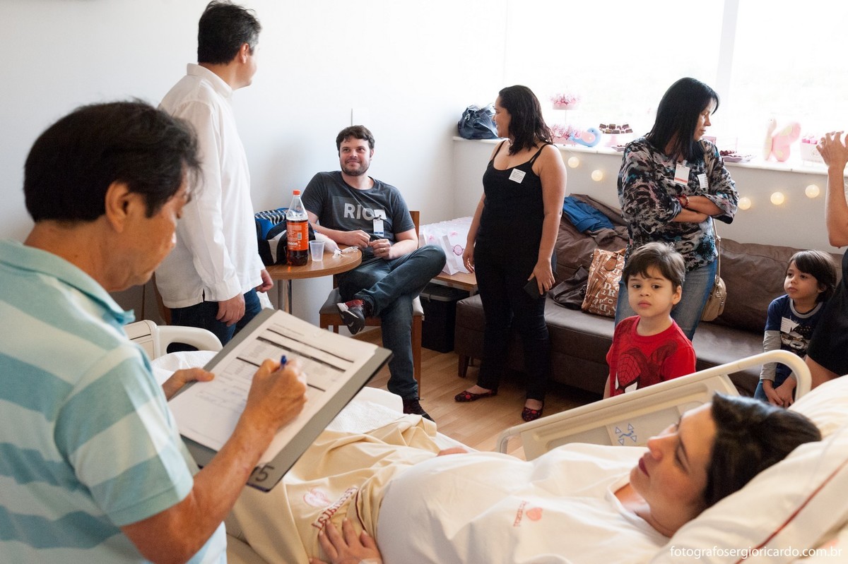 Fotografia dos pais com a família no quarto da Perinatal Barra aguardando o parto