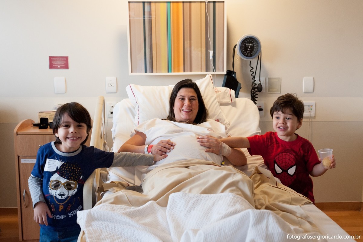 Fotografia da mãe com crianças no quarto da Perinatal Barra aguardando o parto