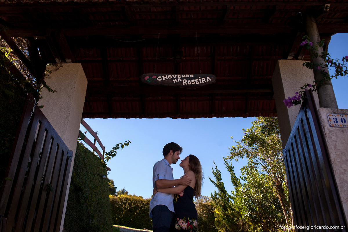 ensaio de casal de namorados em albuquerque teresópolis no sítio chovendo na roseira