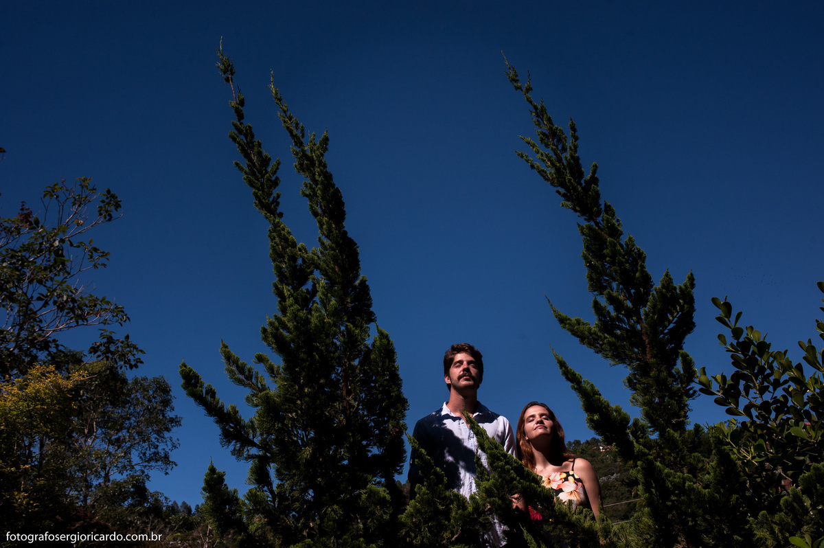 ensaio de casal de namorados em albuquerque teresópolis no jardim do sítio chovendo na roseira