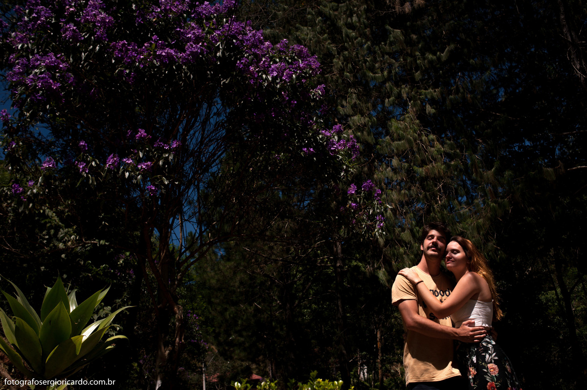 ensaio de casal de namorados em albuquerque teresópolis com flores ao fundo