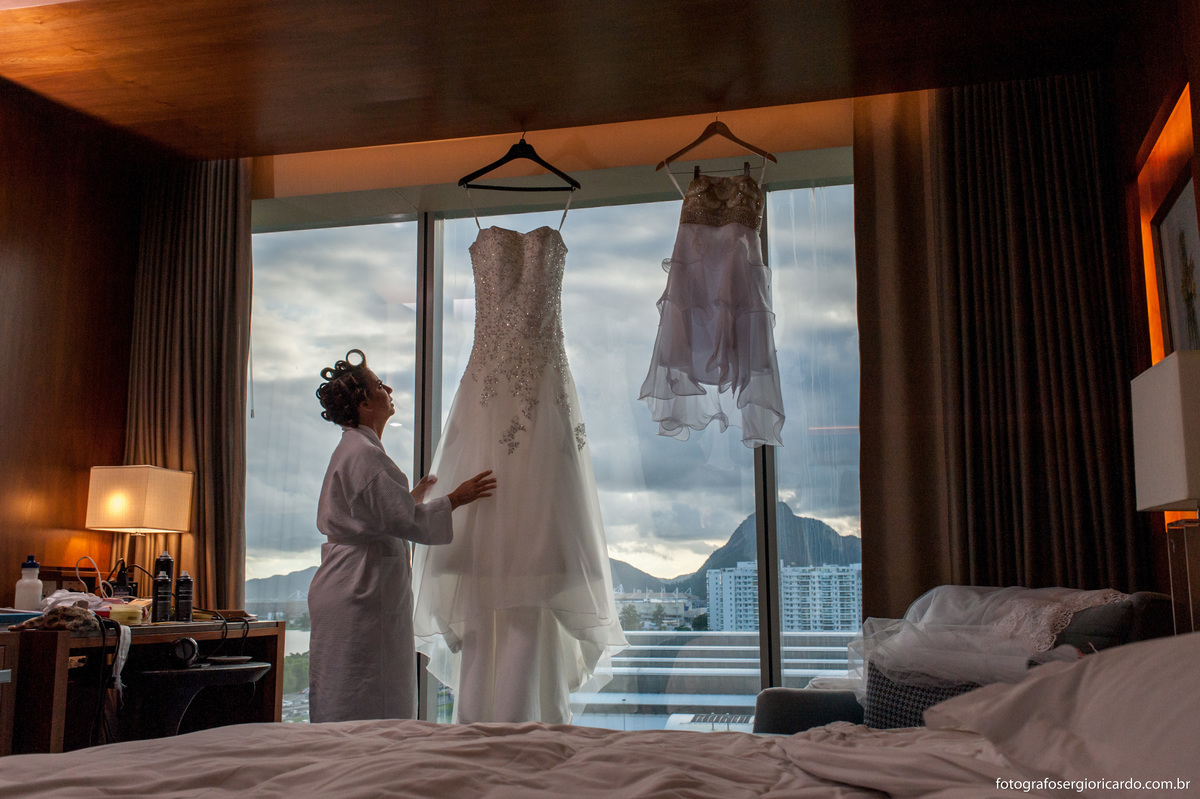 fotografia da noiva com vestido de casamento no hotel hilton barra