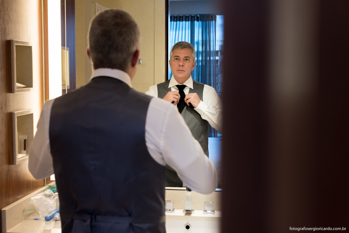 foto dos preparativos noivo no espelho  hotel hilton barra rio de janeiro