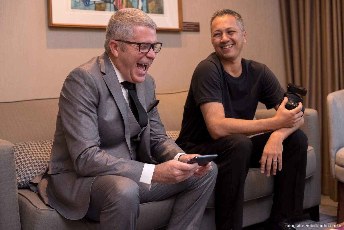 foto dos preparativos noivo e fotografo sergio ricardo no hotel hilton barra