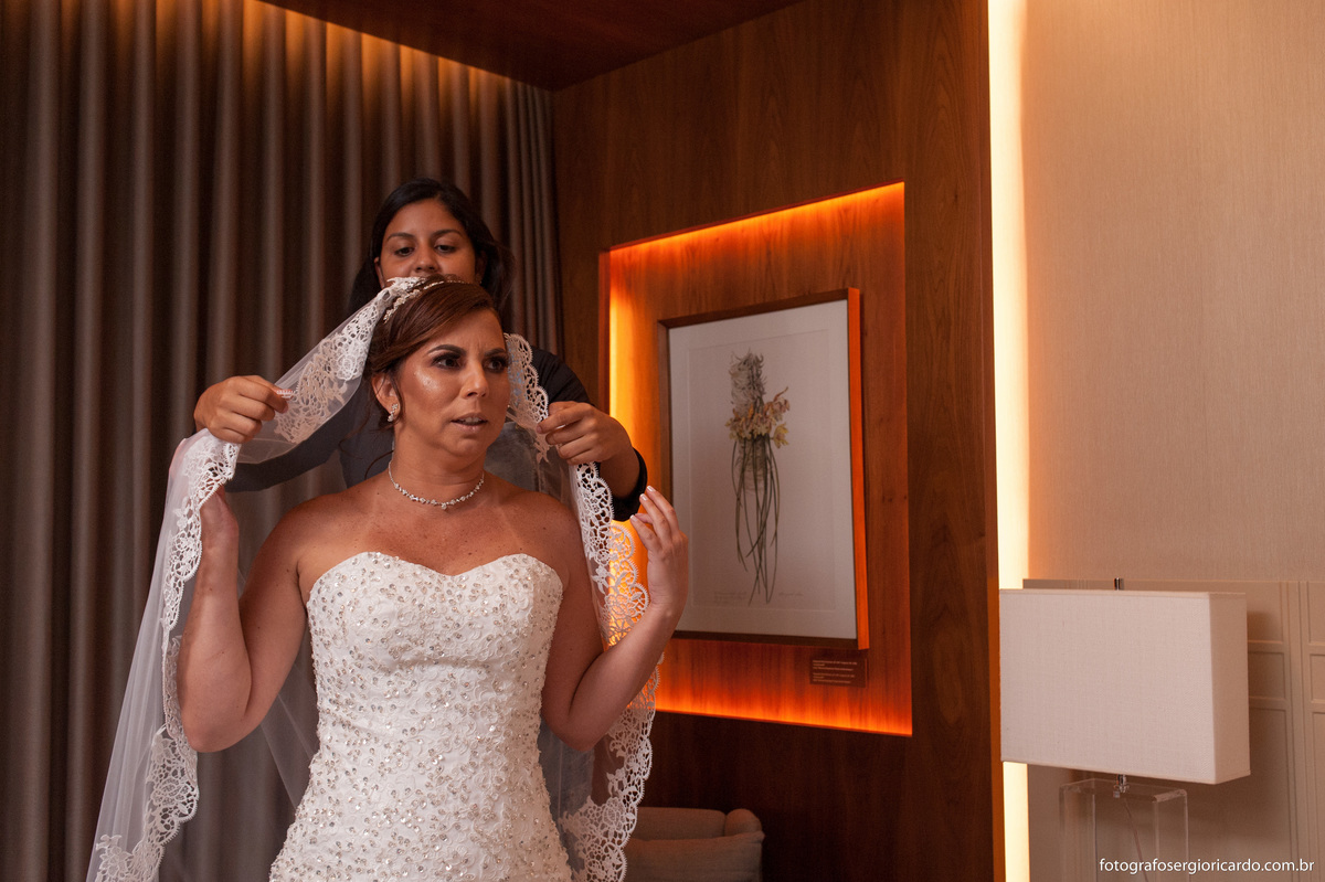 fotografia da noiva com o veú no hotel hilton barra