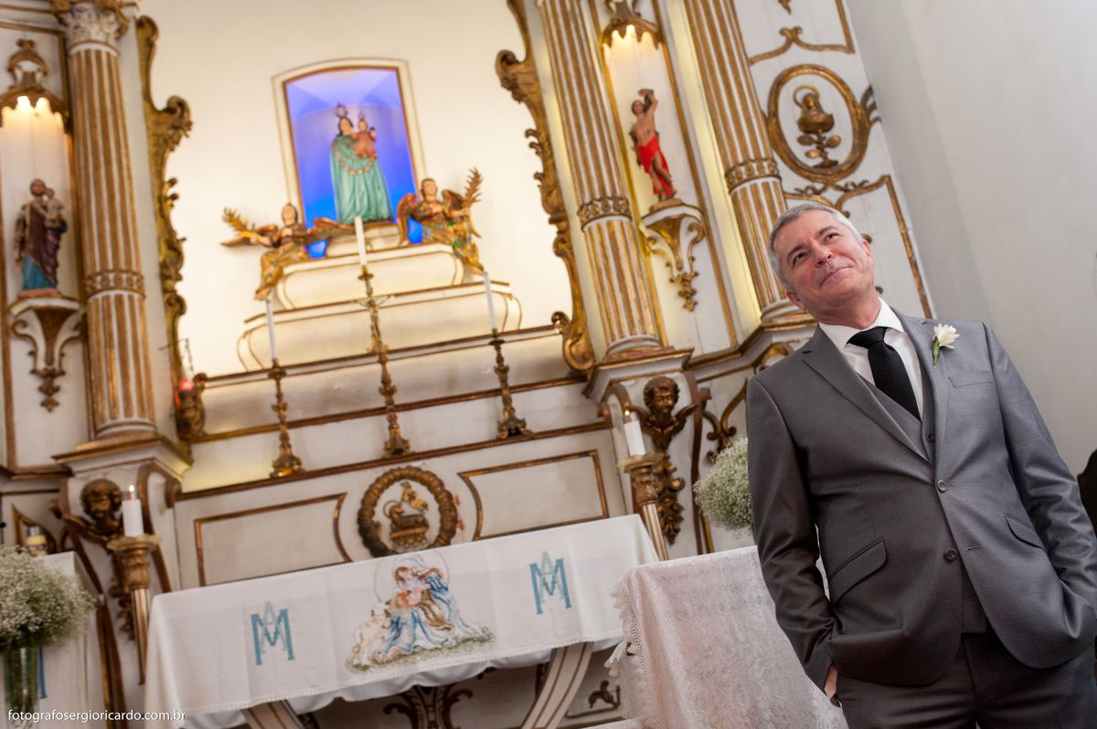 fotografia do noivo emocionado esperando a noiva no altar na igreja nossa senhora do loreto na freguesia jacarepagua para o casamento