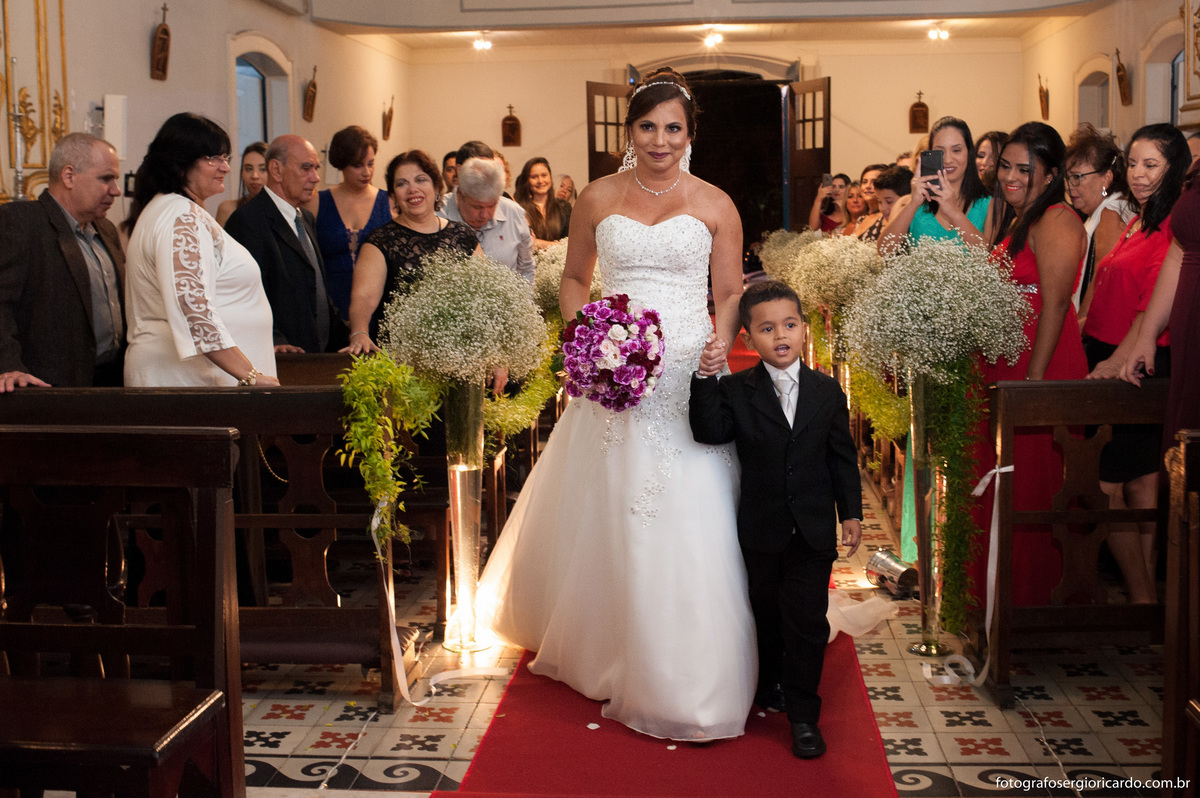 noiva entrando na igreja com pagem em igreja nossa senhora do loreto na freguesia jacarepagua para o casamento