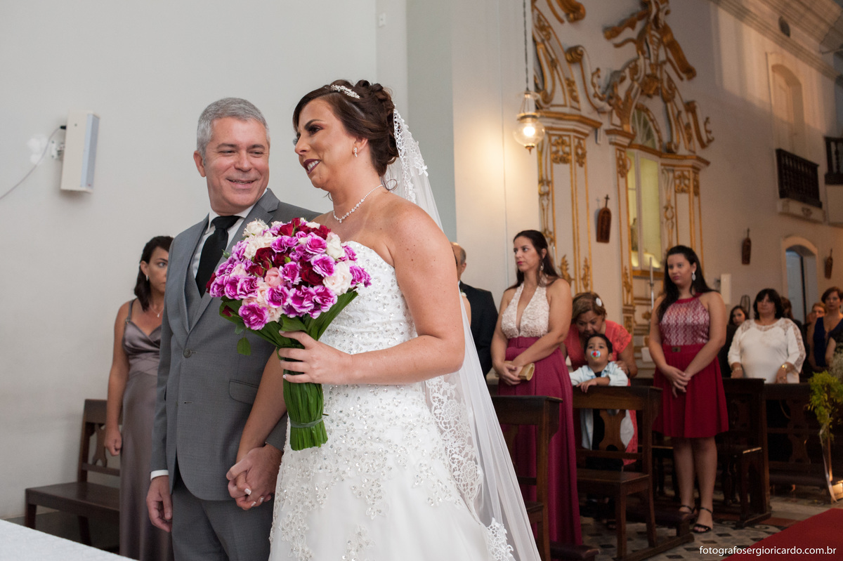 fotografia dos noivos felizes no altar na igreja nossa senhora do loreto rio de janeiro para o casamento