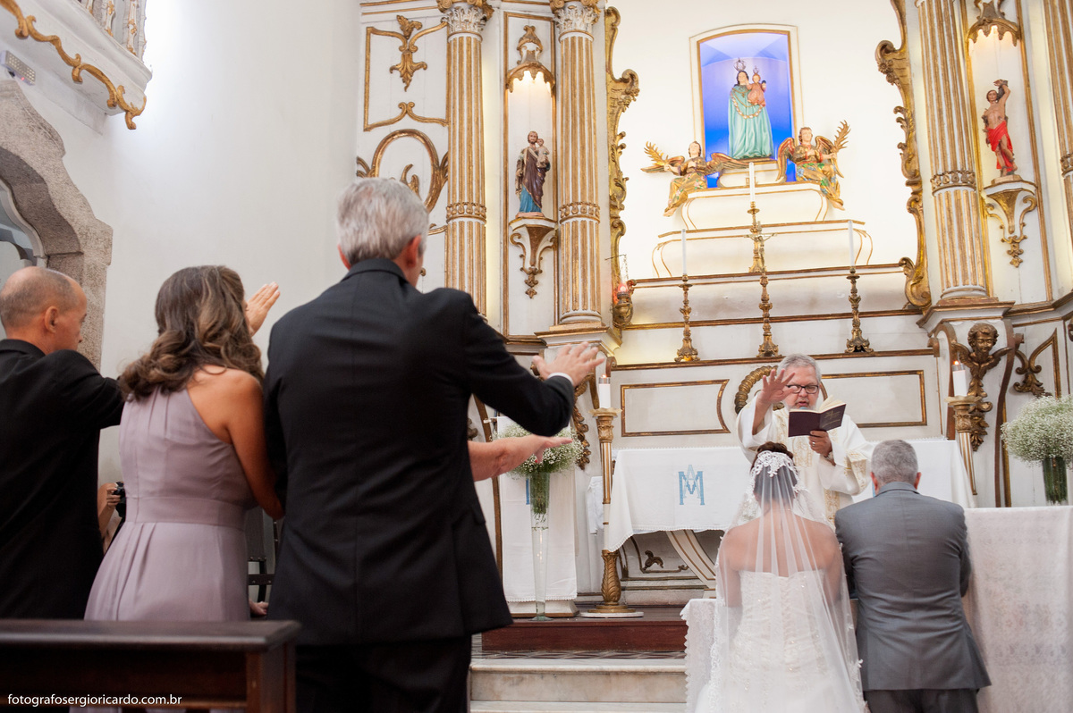 cerimônia de casamento católico com os noivos ajoelhados na igreja nossa senhora do loreto