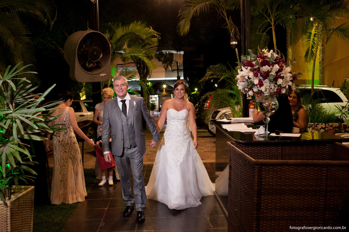 foto dos noivos entrando na casa de festas sitio do leo na freguesia jacarepagua