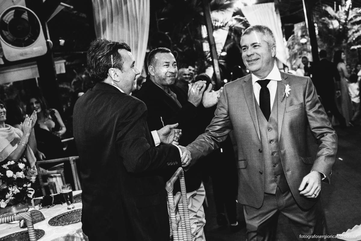 Fotografia do noivo cumprimentando convidados na casa de festas sitio do leo em jacarepagua rio de janeiro