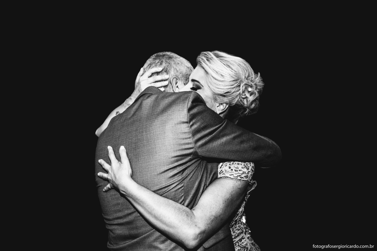 Fotografia do noivo abraçando a irmã na casa de festas sitio do leo em jacarepagua rio de janeiro