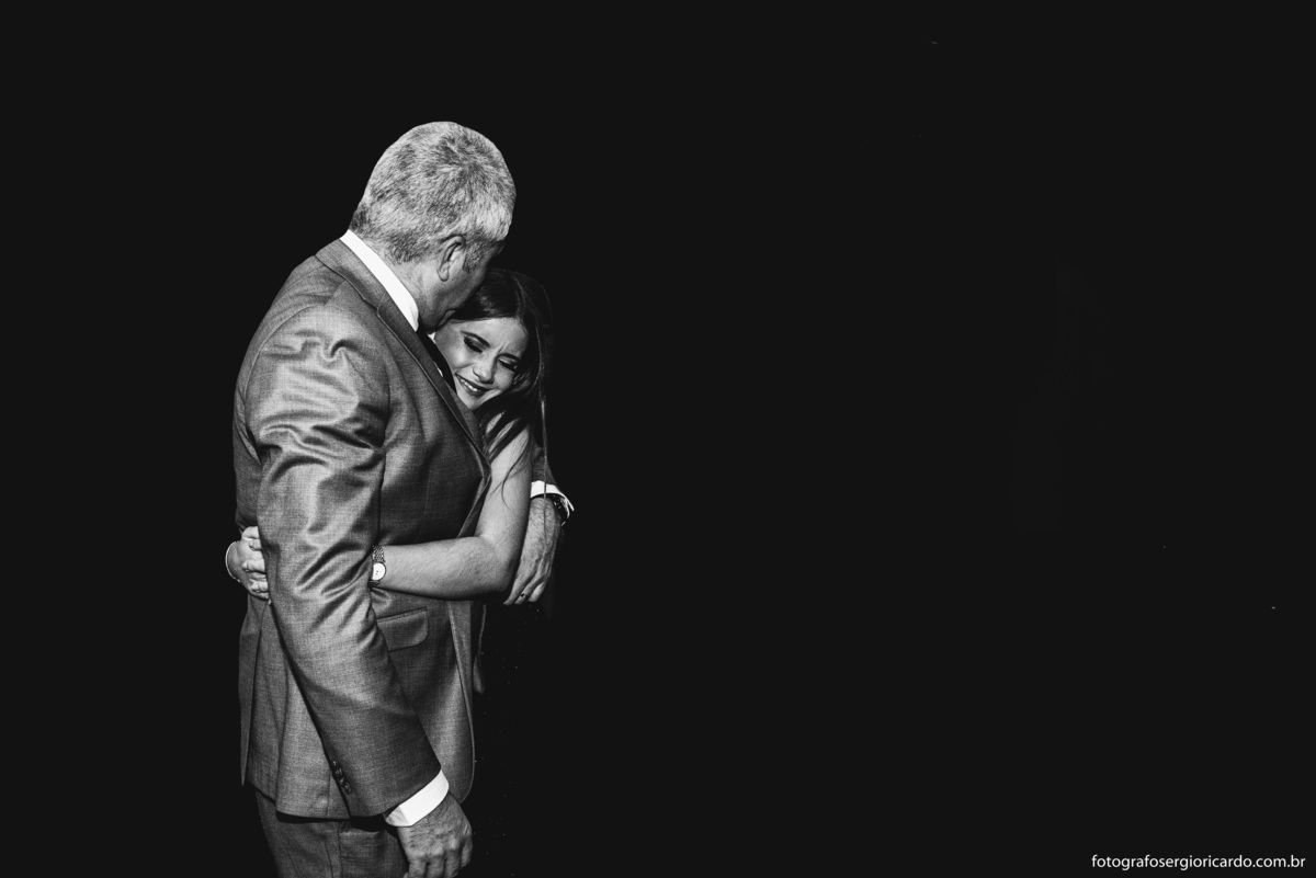 Foto do noivo abraçando a sobrinha na casa de festas sitio do leo em jacarepagua rio de janeiro