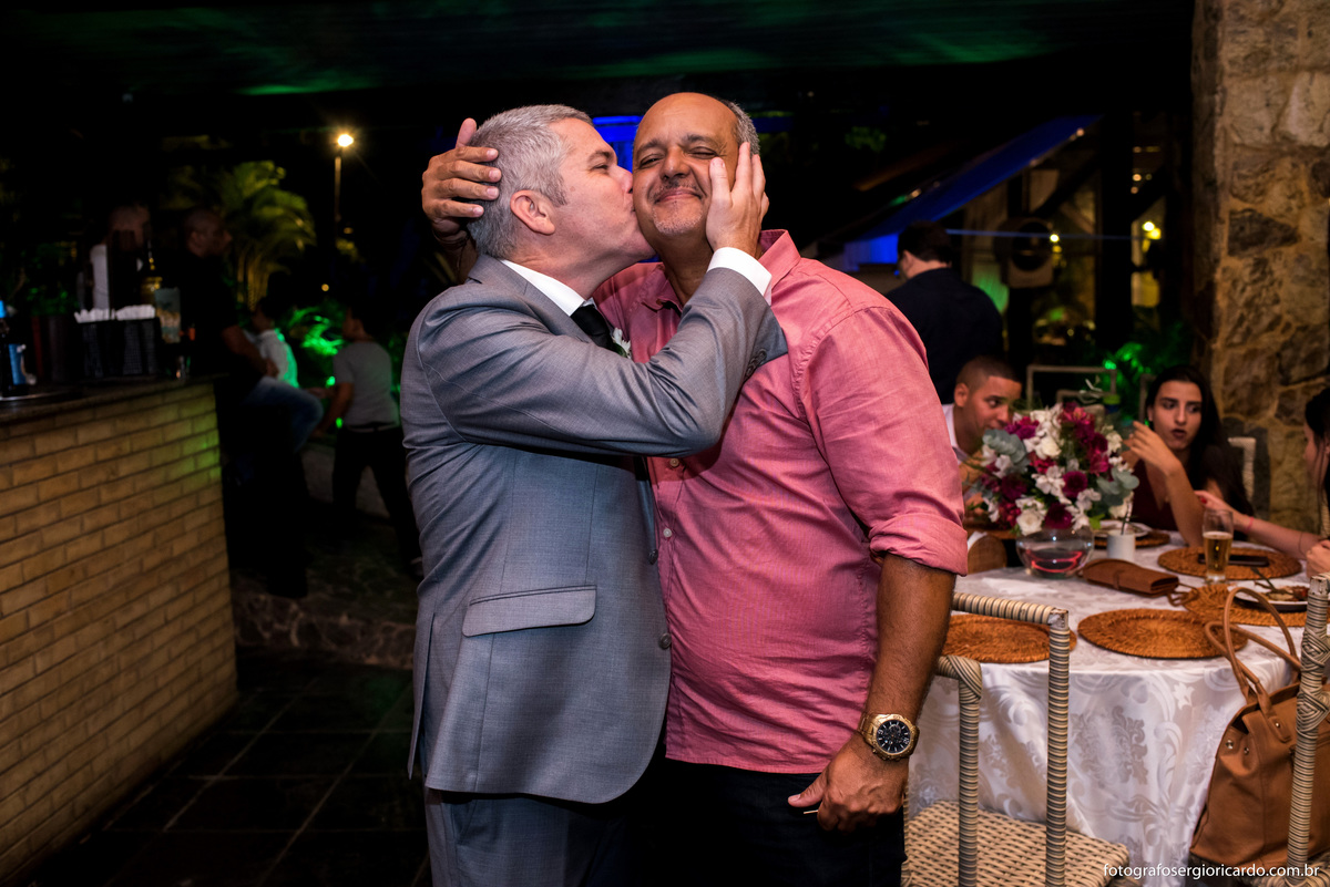 Foto do noivo abraçando convidado na casa de festas sitio do leo em jacarepagua rio de janeiro