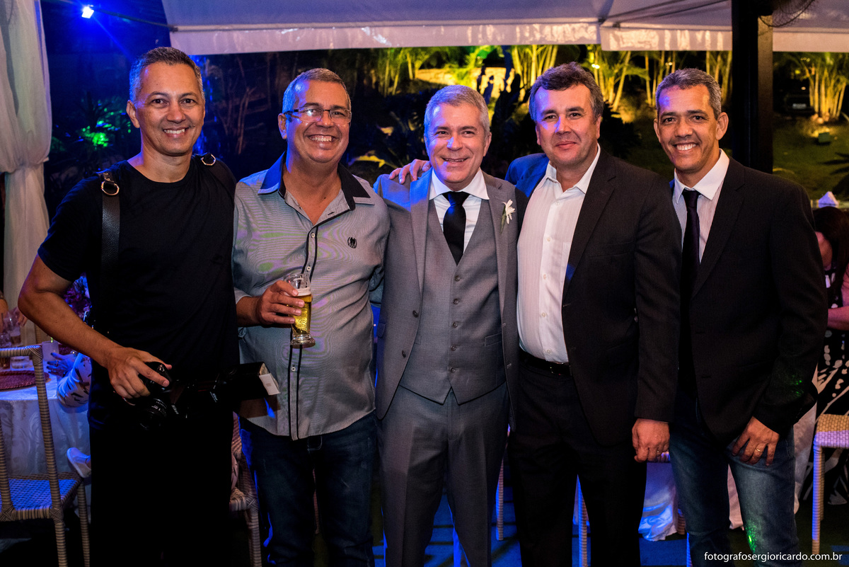 Foto do noivo com amigos e fotografo sergio ricardo na casa de festas sitio do leo em jacarepagua rio de janeiro