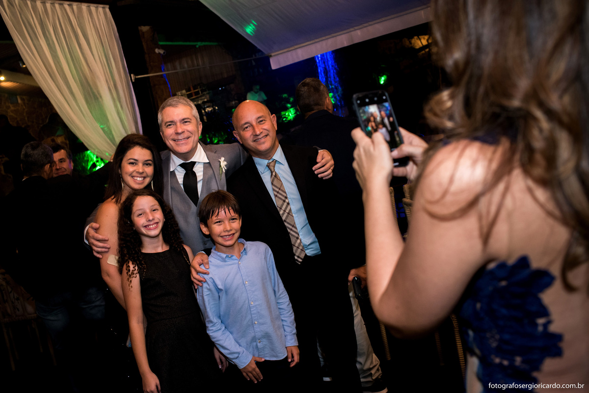 Fotografia do noivo abraçando convidados na casa de festas sitio do leo em jacarepagua rio de janeiro
