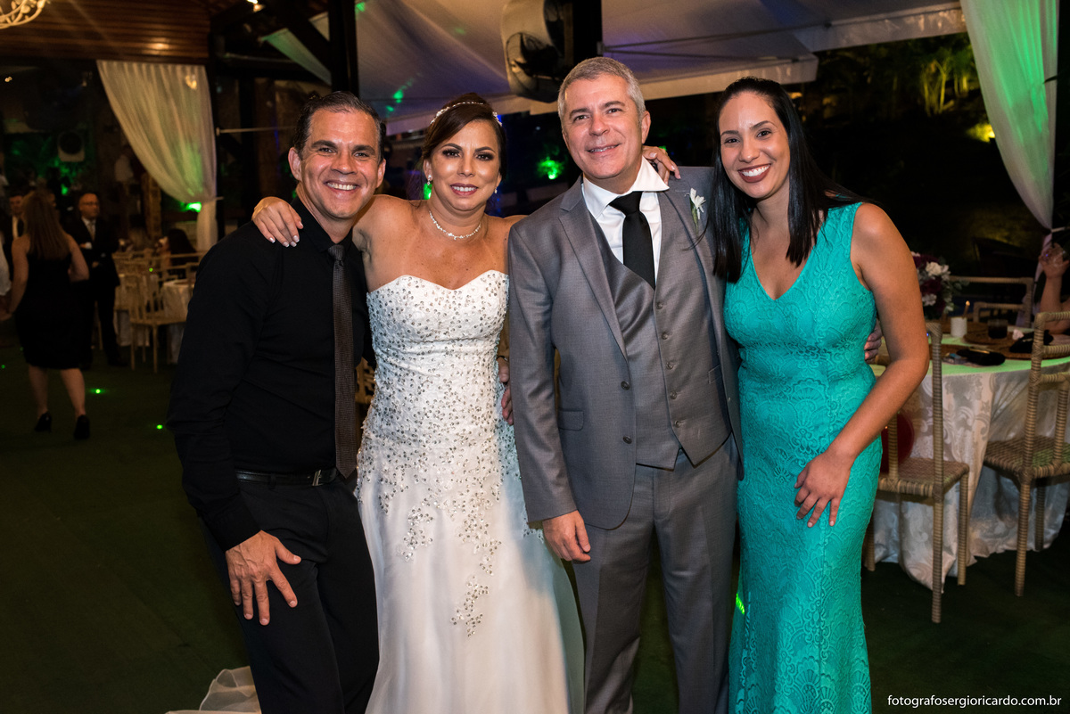 Foto dos noivos abraçando padrinho e madrinha na casa de festas sitio do leo em jacarepagua rio de janeiro