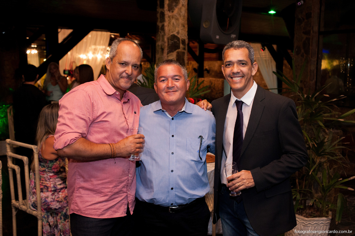 Foto dos amigos dos noivos na casa de festas sitio do leo em jacarepagua rio de janeiro