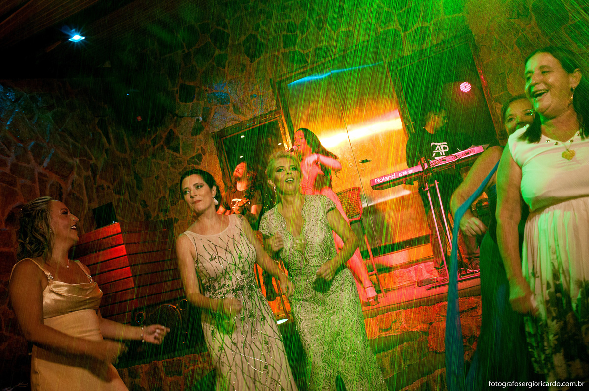 fotografia de convidados dançando na casa de festas sitio do leo no rio de janeiro