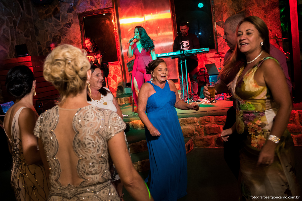 fotografia de convidados dançando na casa de festas sitio do leo no rio de janeiro ao som da cantora agatha