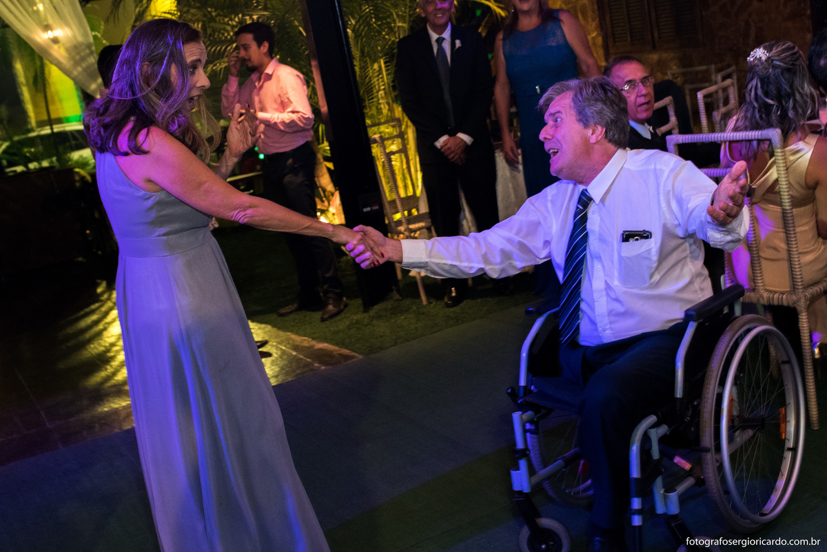 convidados dançando na festa de casamento no sitio do leo em jacarepagua