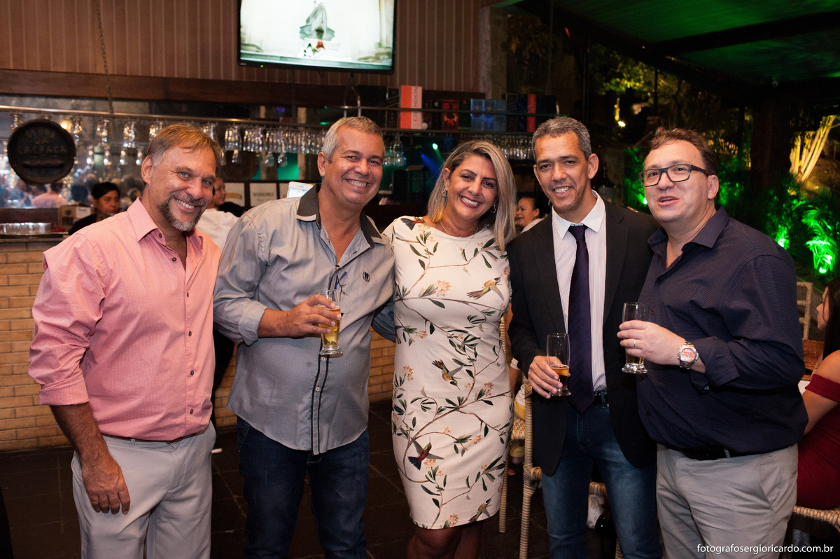 Foto dos amigos dos noivos na casa de festas sitio do leo em jacarepagua rio de janeiro